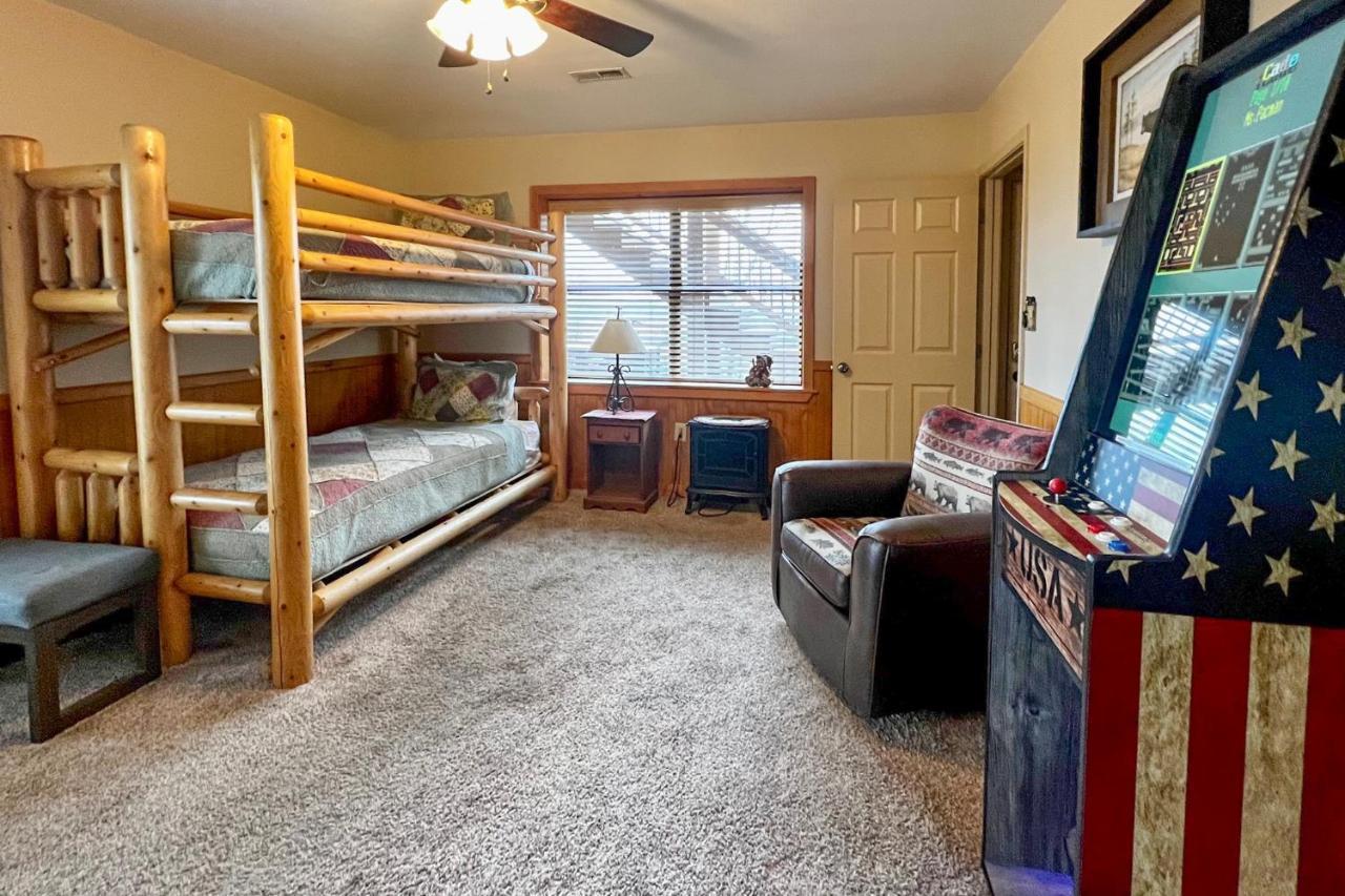 Smoky Mountain Retreat With Hot Tub, Arcade Games Villa Pigeon Forge Eksteriør bilde